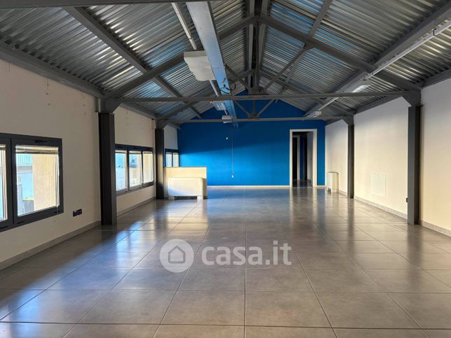 Ufficio in commerciale in Via Teodoro II