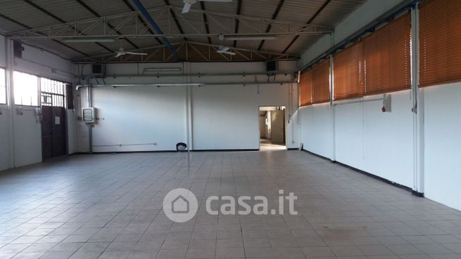 Capannone in commerciale in Via Francesca Vergine dei Pini