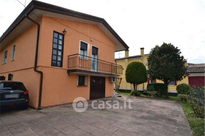 Casa indipendente in residenziale in 
