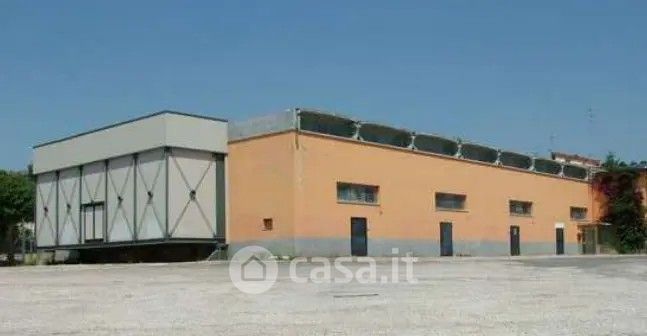 Capannone in commerciale in Via Padre Girolamo Moretti