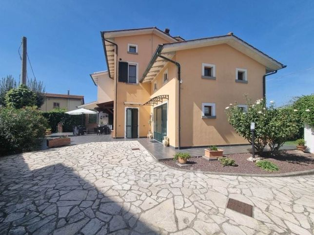 Casa bi/trifamiliare in residenziale in 