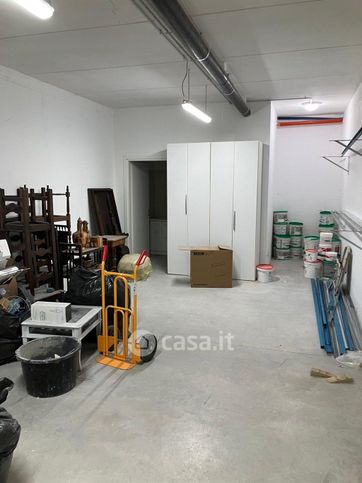 Capannone in commerciale in 
