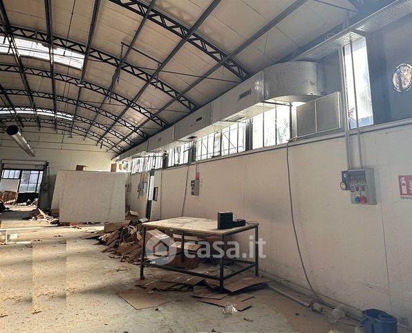 Capannone in commerciale in 