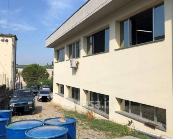 Capannone in commerciale in Via Provinciale