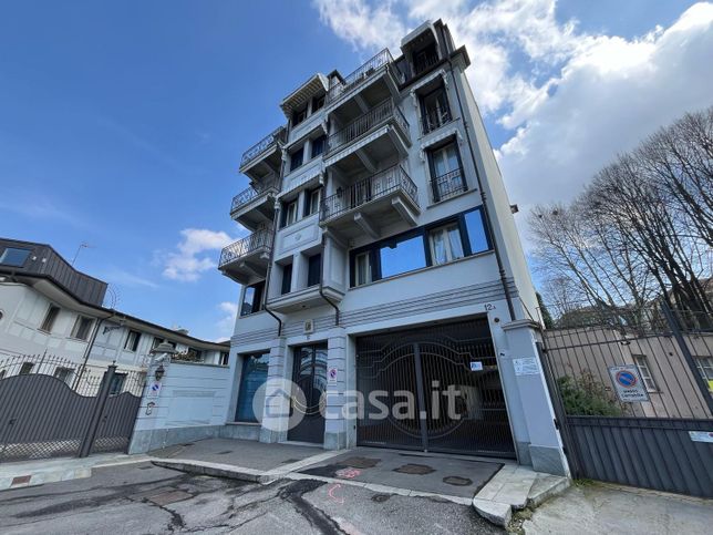 Box/posto auto in residenziale in Via Luigi Vanvitelli 12