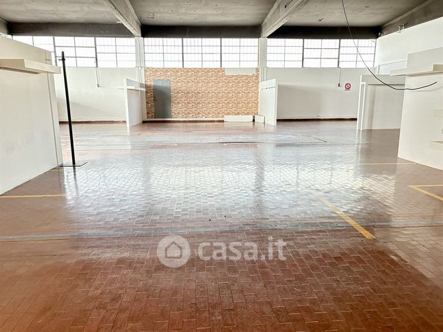 Capannone in commerciale in Via Giuseppe Parini
