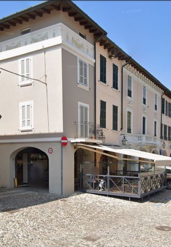 Negozio/locale commerciale in commerciale in Piazza Vittorio Emanuele II 22