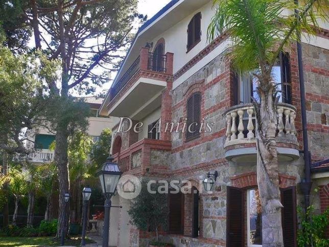 Villa in residenziale in Corso Guglielmo Marconi