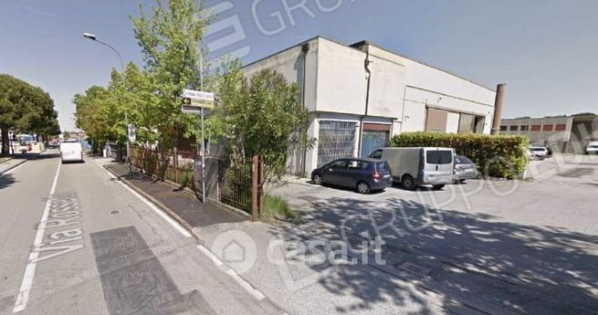 Capannone in commerciale in Via Rossetto 7