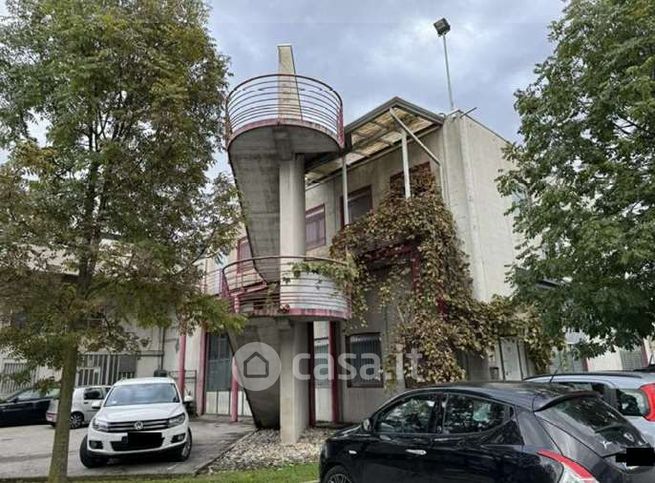 Ufficio in commerciale in Viale della Navigazione Interna