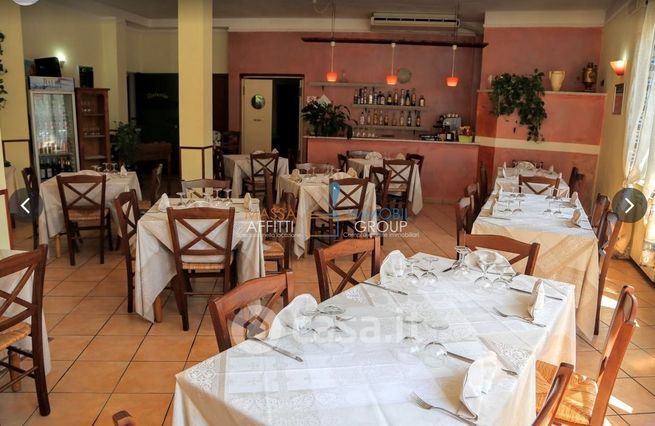 Negozio/locale commerciale in commerciale in Via Sottomonte 6