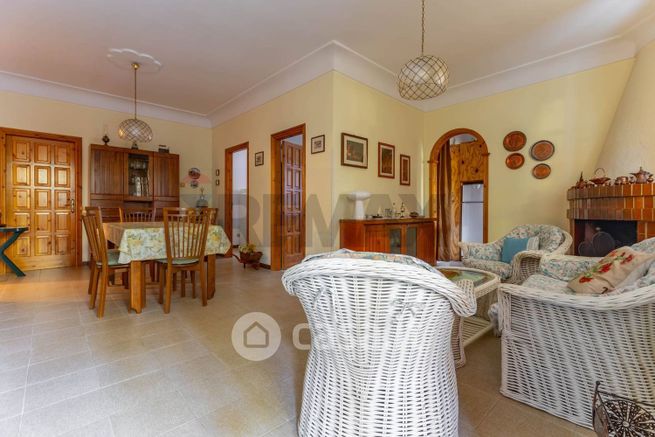 Casa bi/trifamiliare in residenziale in Viale degli Ulivi 7