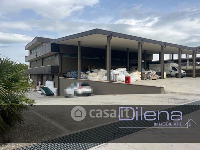 Capannone in commerciale in Via Parisi