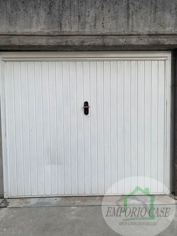 Box/posto auto in residenziale in Via Levate