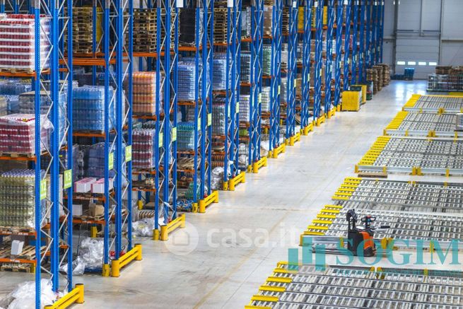 Capannone in commerciale in 