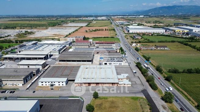 Capannone in commerciale in SP236