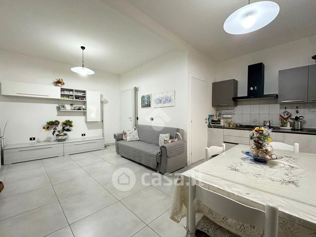 Appartamento in residenziale in Via Poerio 5