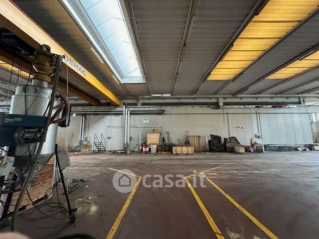 Capannone in commerciale in 