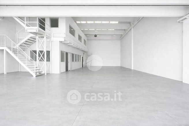 Capannone in commerciale in Via delle Industrie