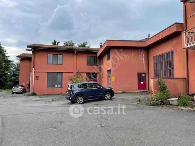 Capannone in commerciale in
