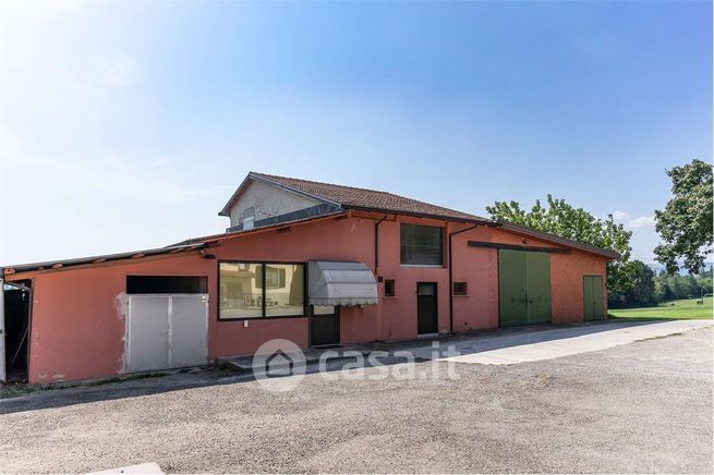 Capannone in commerciale in 