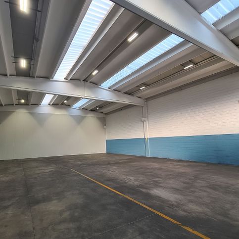 Capannone in commerciale in 