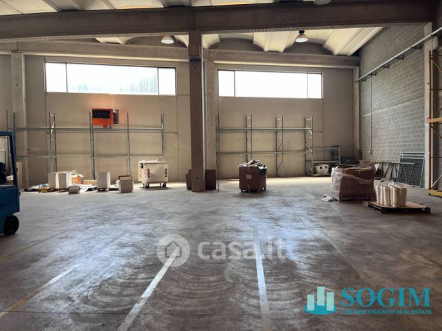 Capannone in commerciale in