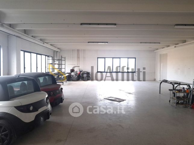 Capannone in commerciale in 