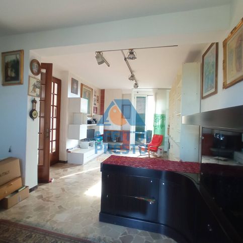 Casa bi/trifamiliare in residenziale in