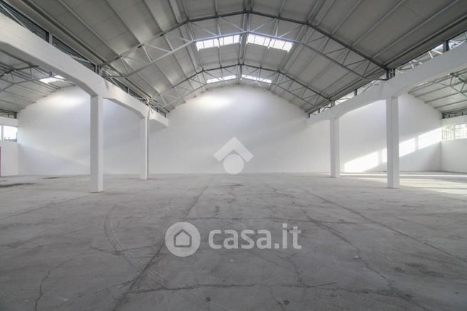 Capannone in commerciale in 