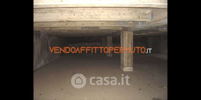 Capannone in commerciale in 
