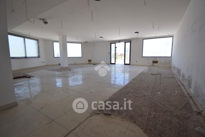 Capannone in commerciale in Viale Marco Polo 1