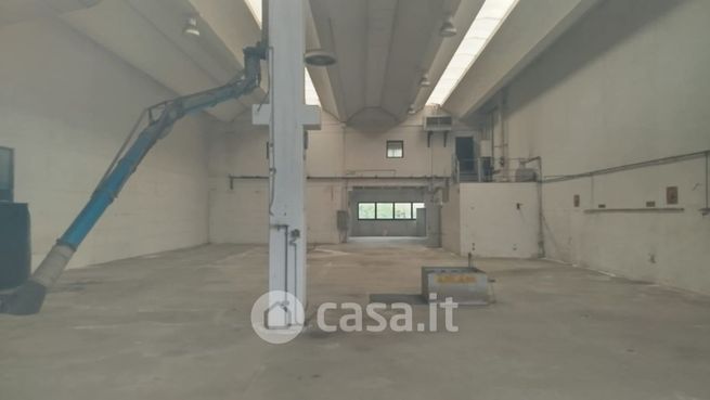 Capannone in commerciale in Via Emilia Ovest