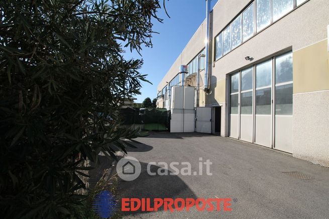 Capannone in commerciale in Via Giuseppe di Vittorio