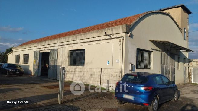 Capannone in commerciale in 