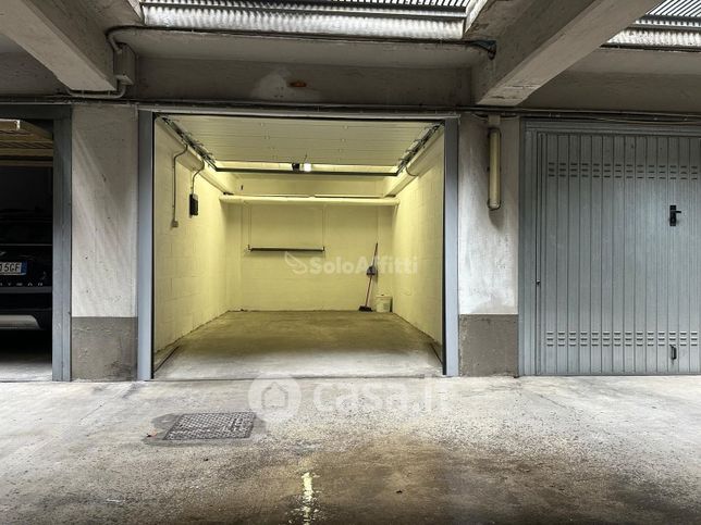 Garage/posto auto in residenziale in Via Santa Sofia 27