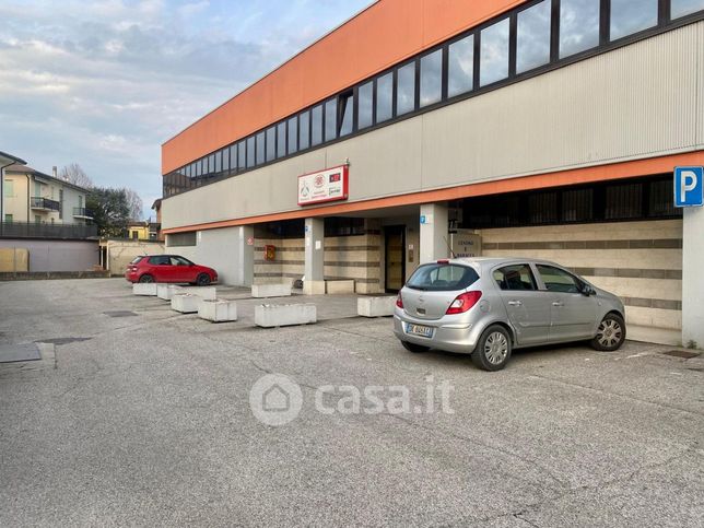 Ufficio in commerciale in Via Francesco Baracca 204