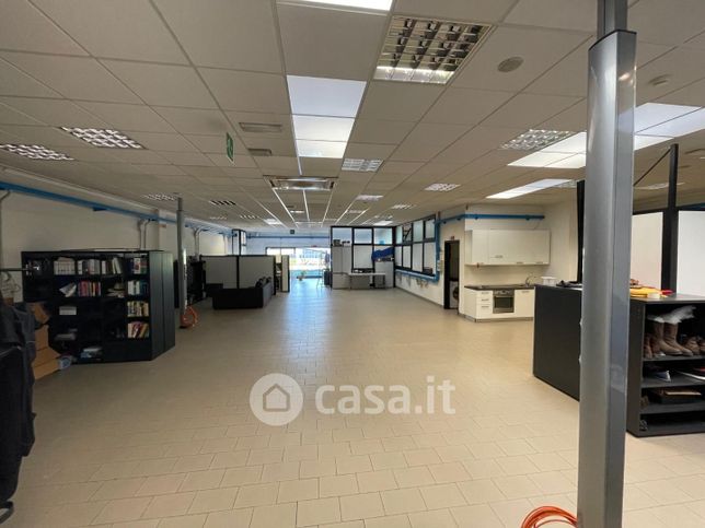 Capannone in commerciale in 