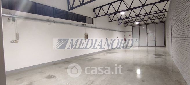 Capannone in commerciale in Azzano San Paolo