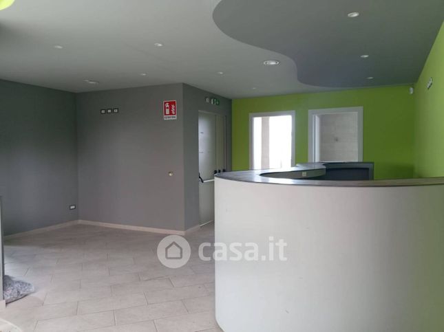 Ufficio in commerciale in Via Filippo Turati 28