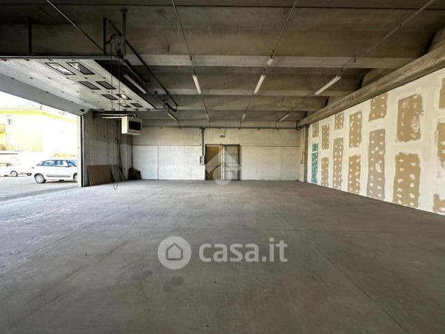 Capannone in commerciale in Via G. Piumati 207