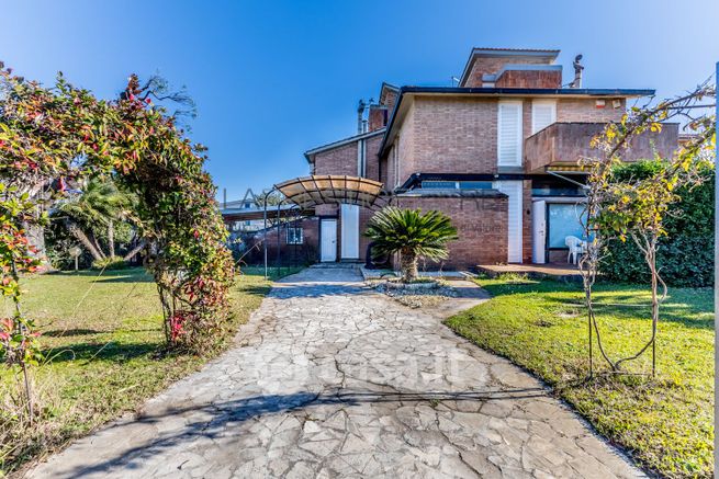 Villa in residenziale in Viale Viareggio 163