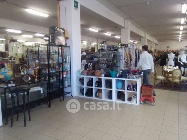 Capannone in commerciale in Via Achille Barilatti