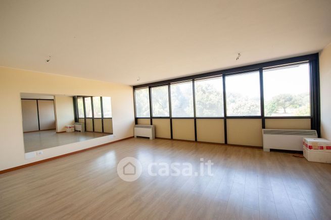 Ufficio in commerciale in Viale Antonio Ciamarra