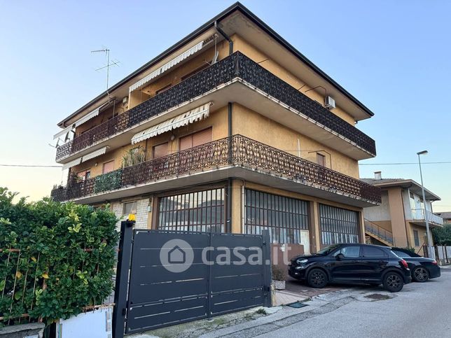 Capannone in commerciale in 