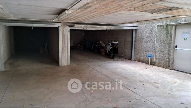 Garage/posto auto in residenziale in Via Raffaello 609 D