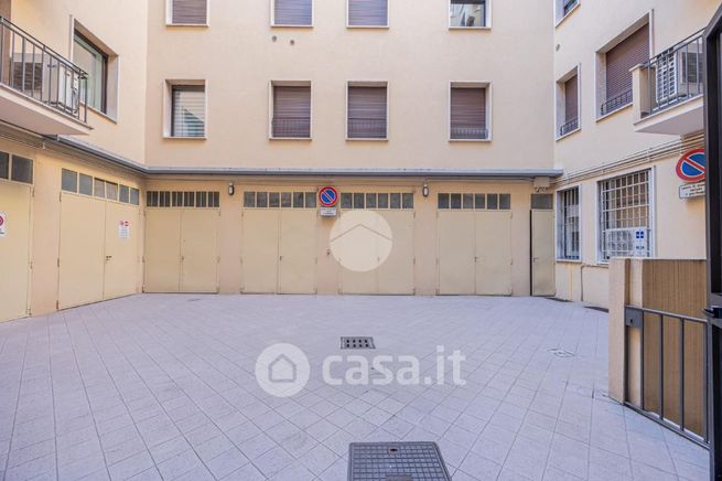 Box/posto auto in residenziale in Vicolo Stella 11