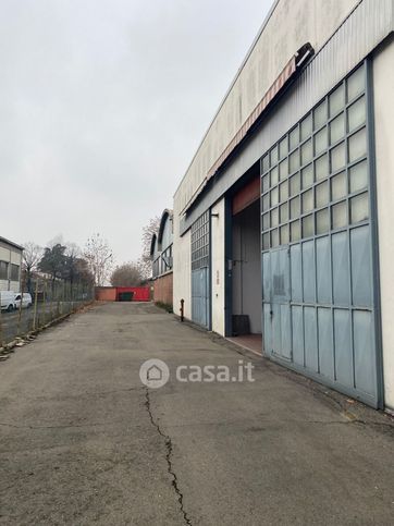 Capannone in commerciale in Via 1'Maggio