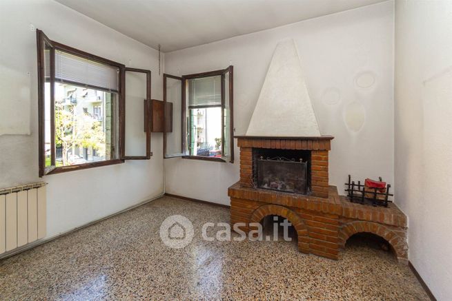 Casa bi/trifamiliare in residenziale in 