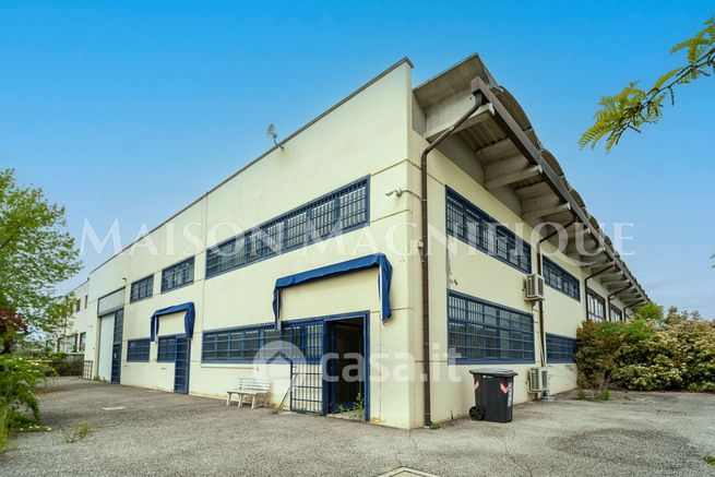 Capannone in commerciale in Strada Statale 16